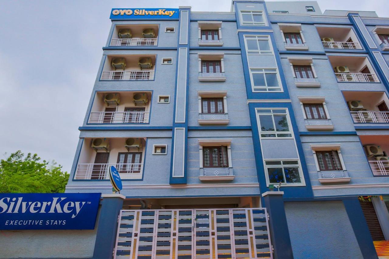 Oyo Silverkey 74581 Nallagandla Hotel Hyderabad Exterior foto
